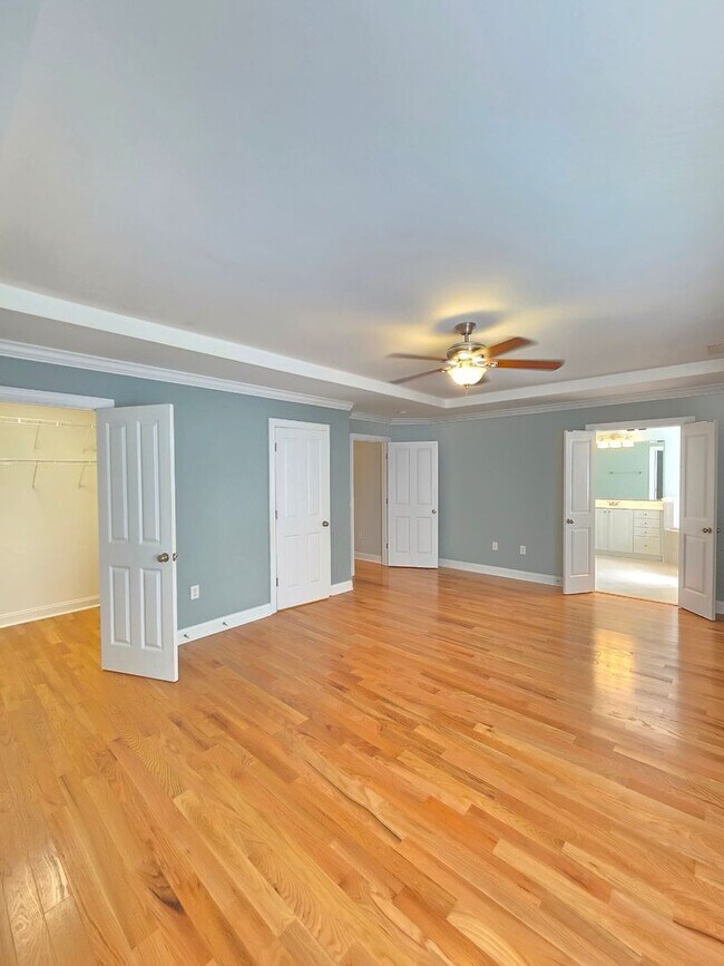 Building Photo - TOWNHOMES AT HOLLY GLEN - Gorgeous townhom...