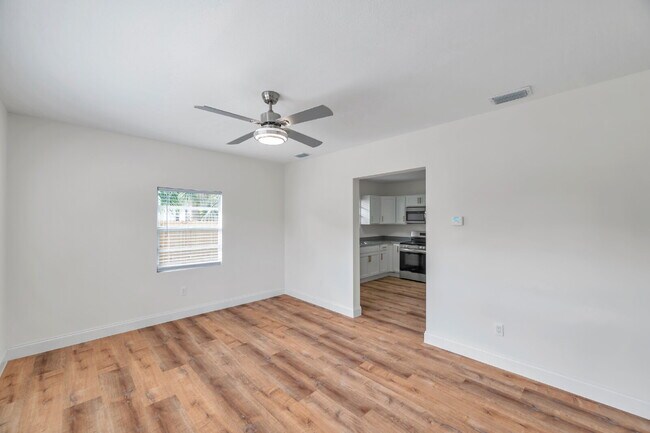 Building Photo - Charming 2-Bedroom Home with Optional Over...