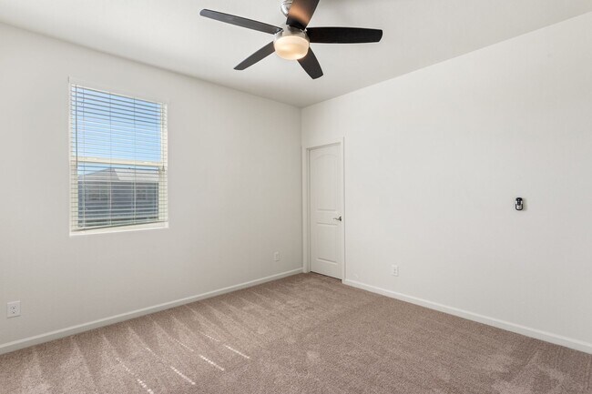 Building Photo - Gorgeous home in Roseville!