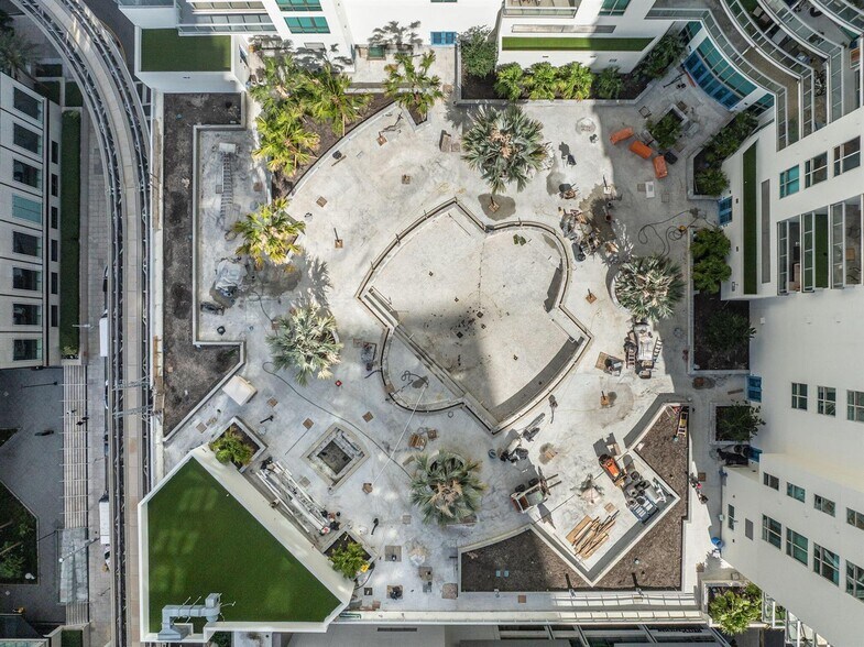 Building Photo - 300 S Biscayne Blvd