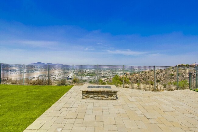 Building Photo - Beautiful Sky Ranch home with Spectacular Views!