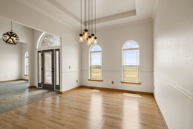 Building Photo - Executive 3-Bed Ranch Main Level - Private...