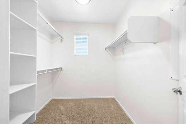 Building Photo - 4 Bedroom Home with Community Pool in Vail...