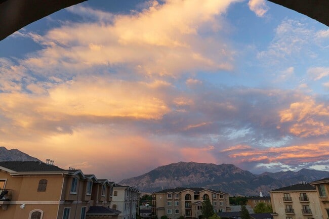 Building Photo - Torino Tower - 913