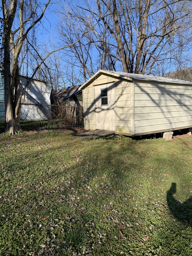 Building Photo - 409 Longview Dr