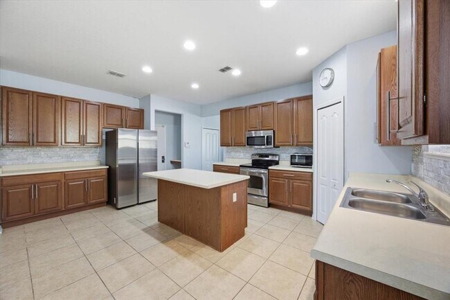 Building Photo - 5588 Sycamore Canyon Dr