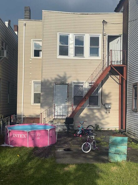 Building Photo - 427 1st St