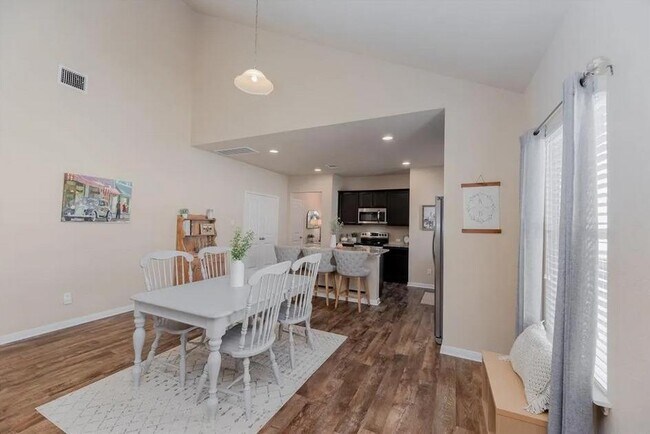 Building Photo - 652 Donegal Ln