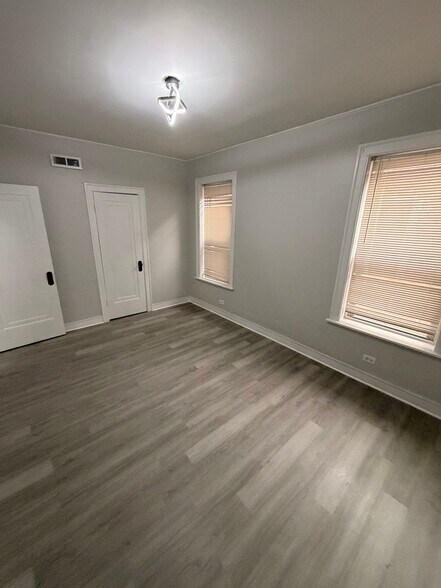 Building Photo - 8434 S Drexel Ave