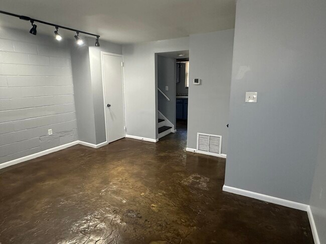 Building Photo - 711 Wilkinson Blvd