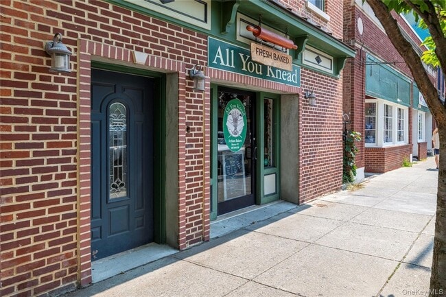 Building Photo - 308 Main St
