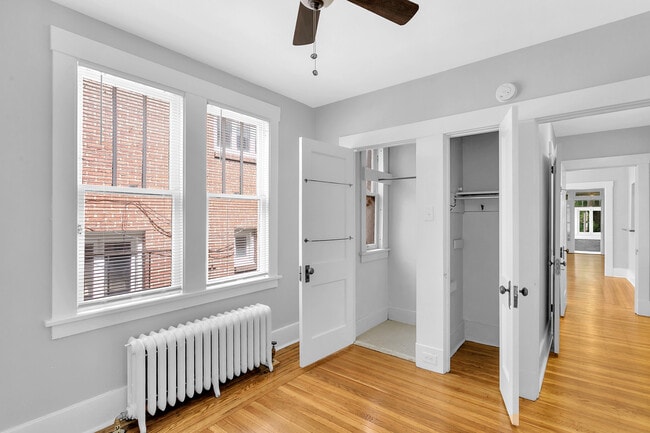 Building Photo - Shady 1454