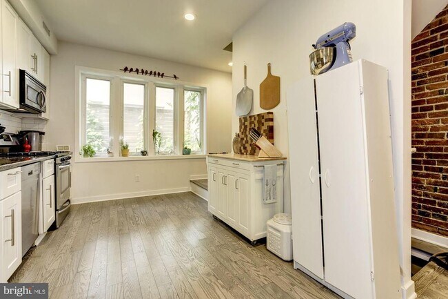 Building Photo - 430 Poplar St