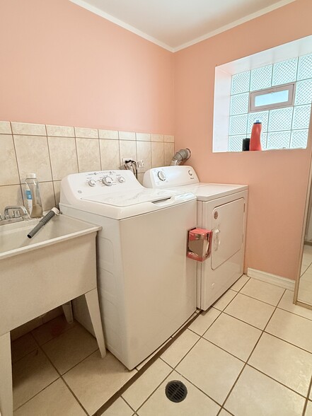 Building Photo - 5843 W Warwick Ave