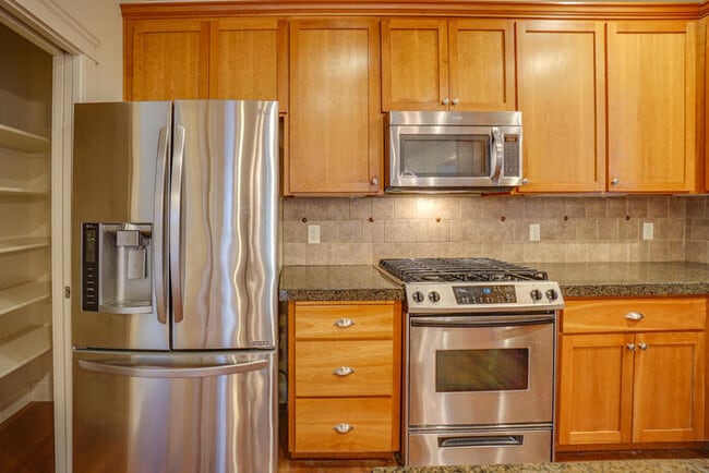 Building Photo - BEAUTIFUL FOUR BEDROOM HOME IN VANCOUVER