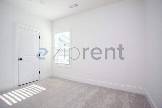 Building Photo - Unit