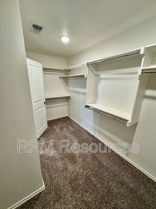 Building Photo - 702 Midland Valley St