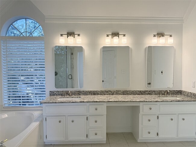 Building Photo - 1963 Peden St