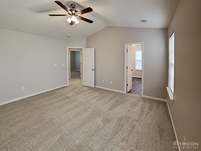 Building Photo - 220 E Lake Trail