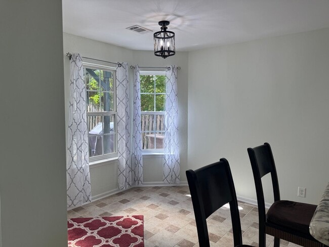 Building Photo - Beautiful FOUR BEDROOM Home in Mooresville