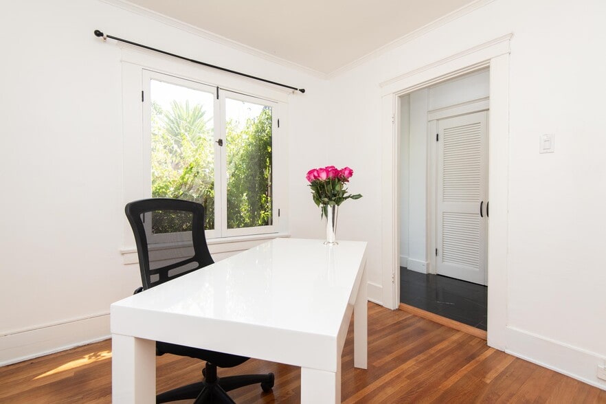 Building Photo - 2001 1/2 Pinehurst Rd