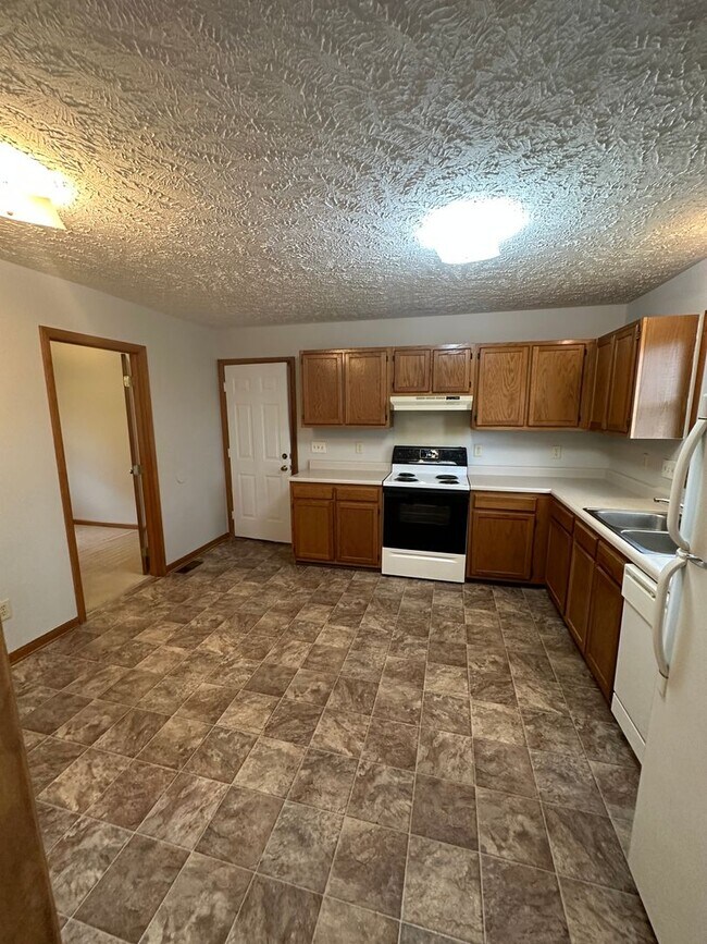 Building Photo - 8516 Amish Dr