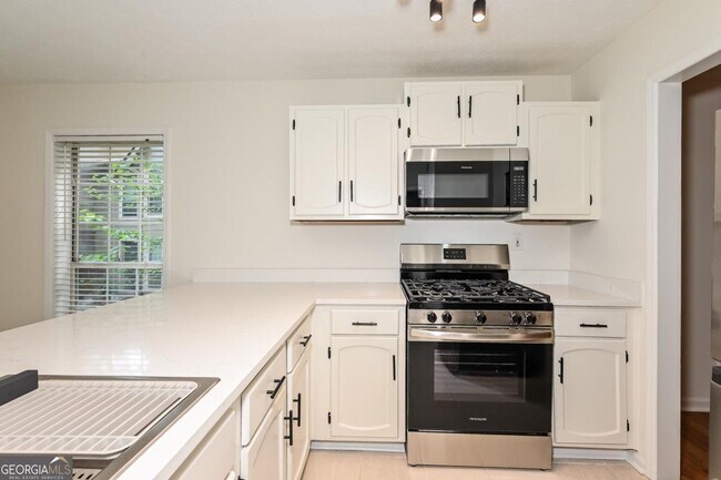 Building Photo - 201 Lenox Way NE