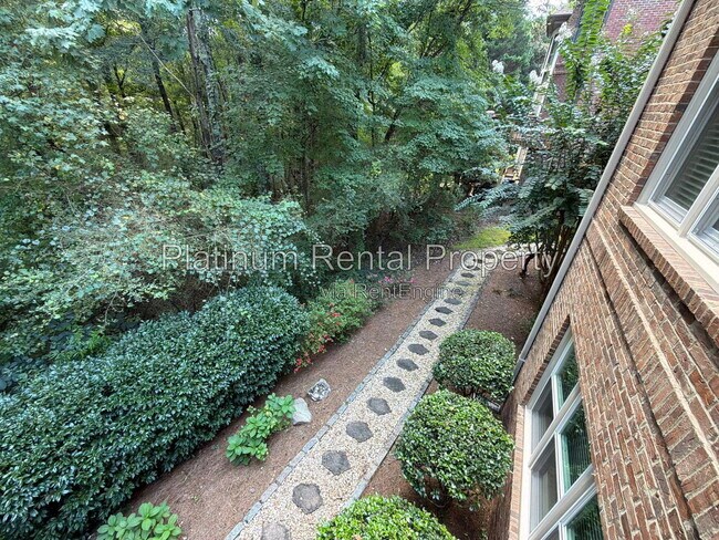Building Photo - 8015 Wakehurst Pl