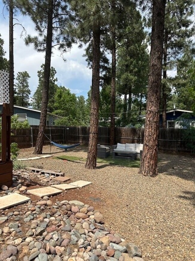 Building Photo - Stylish 3-Bed Home with Backyard & Garage!