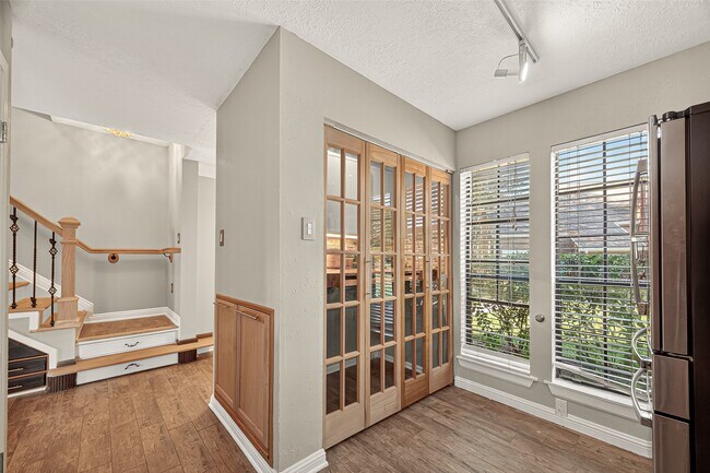 Building Photo - 16826 Holly Trail Dr