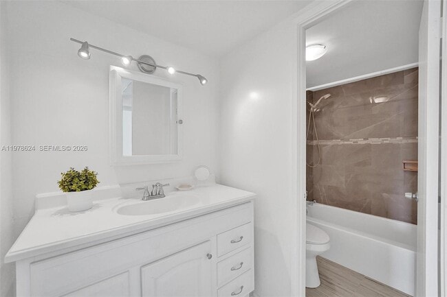 Building Photo - 1351 NE Miami Gardens Dr