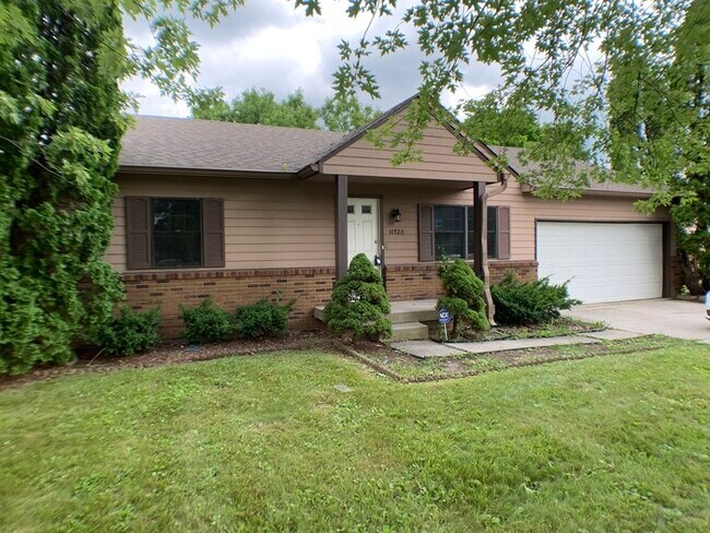 Primary Photo - Cute Ranch in Lawrence with a Deck!