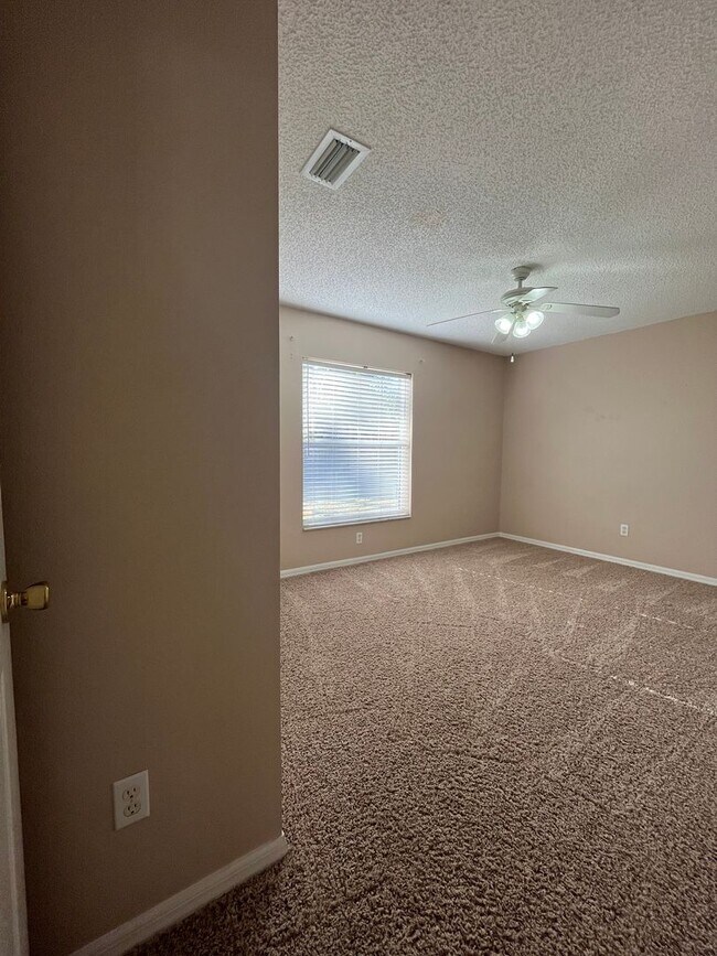 Building Photo - Beautiful Fenced in Yard on a cul-de-sac!!!