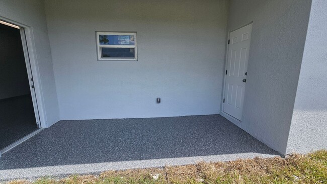 Building Photo - MUST SEE-BRAND NEW THREE BEDROOM, 2 BATH, ...