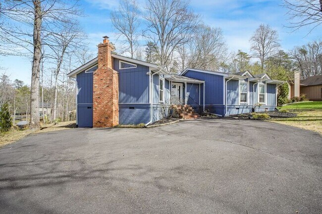 Building Photo - 306 Happy Creek Rd