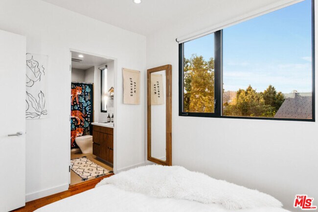 Building Photo - 140 S Hayworth Ave