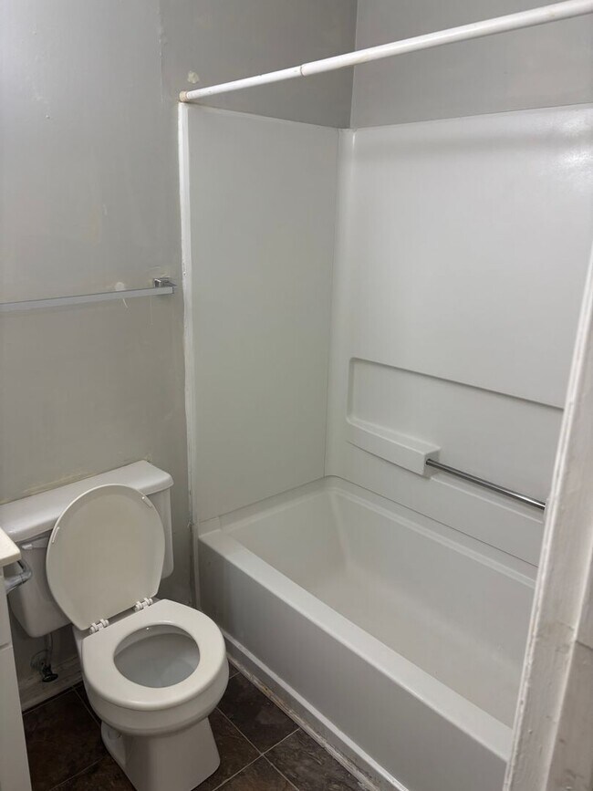 Building Photo - 2 bedroom near University Place