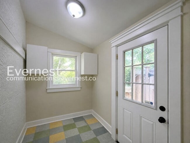 Building Photo - 2 Bed/1 Bath Home with Fenced Yard / Available Now!