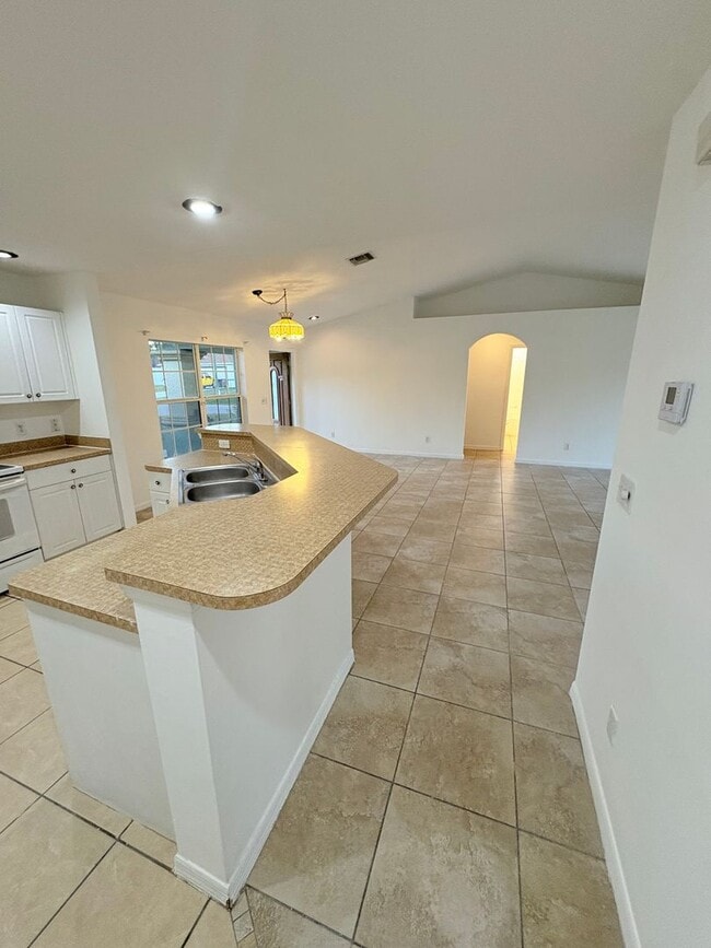 Building Photo - Charming Single-Family Home for Rent in Lehigh Acres