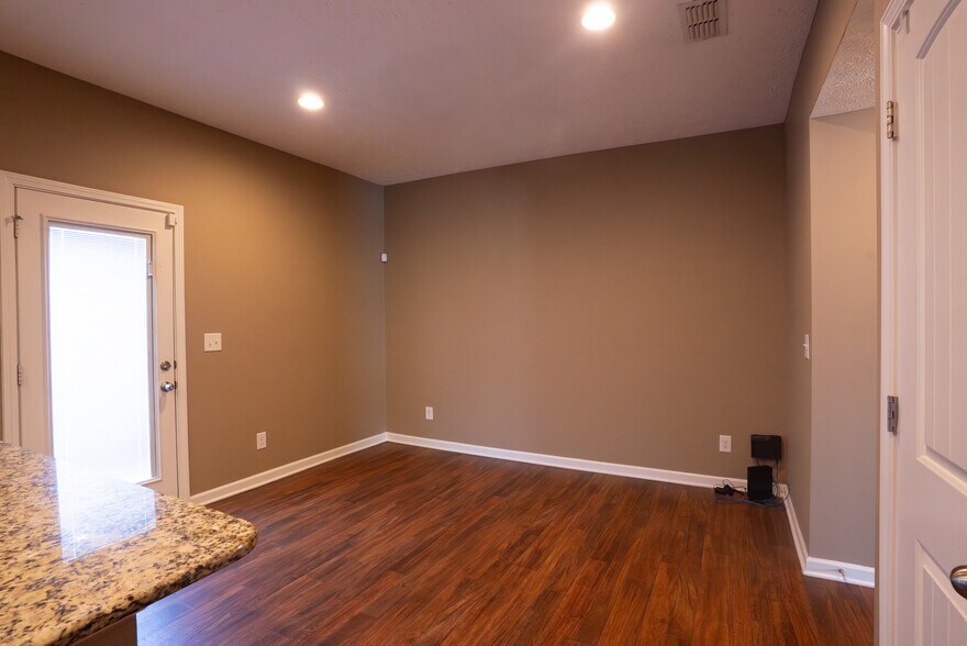 Building Photo - 825 Lower Park Pl