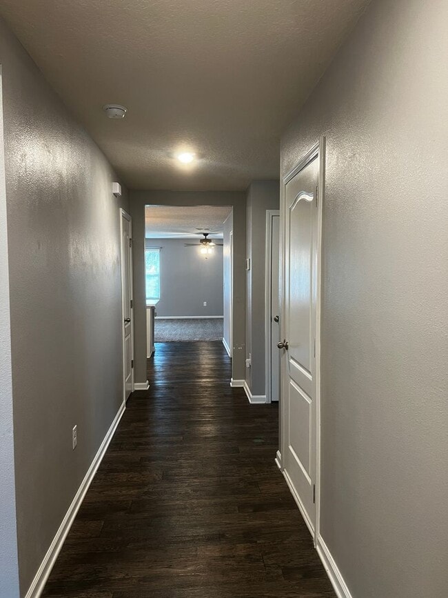 Building Photo - 4/2 centrally located!!