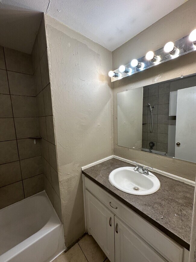 Building Photo - 2 Bedroom Duplex