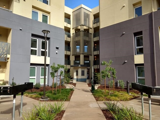 Building Photo - 200 E 10th St