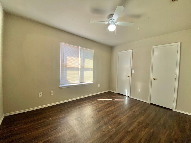 Building Photo - Now available - 3 bed, 1.5 half bath near MLK