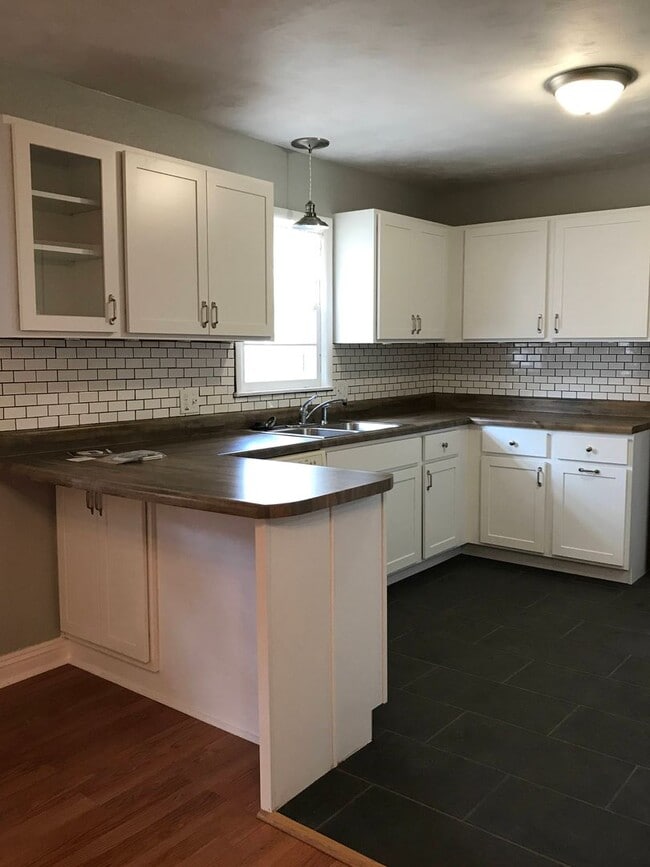 Building Photo - Charming Springfield home off South Campbell