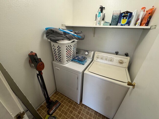 Building Photo - Spacious 2-Bed, 2-Bath Condo in the Heart ...