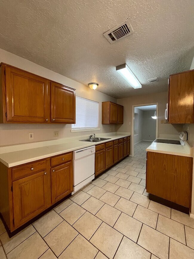 Building Photo - 2126 Collingsfield Dr