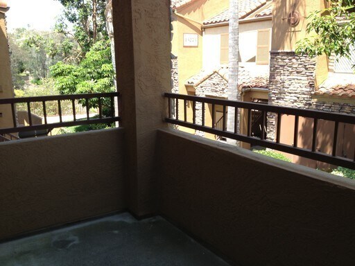 Building Photo - RB Luxury 2 Br Townhome 2 car spots Laundry $3190 TEXT 760-715-5861