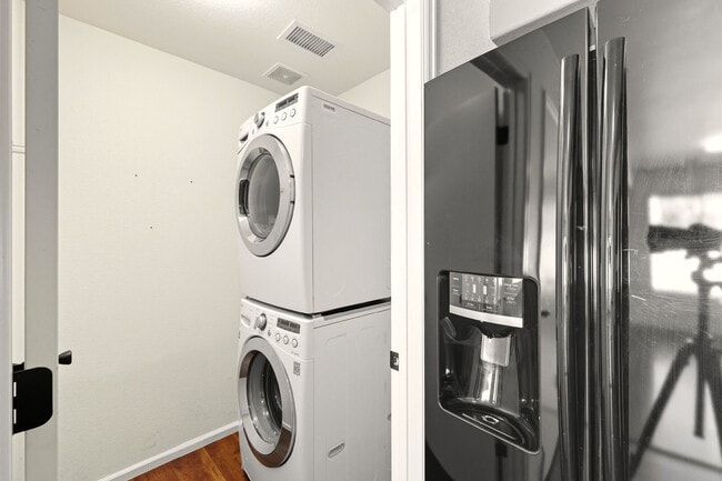 Building Photo - 3 Bed 2.5 Bath Home in Green Valley Ranch!