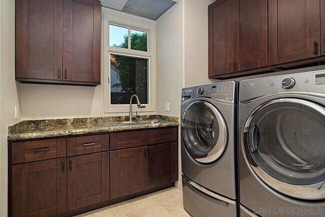 Building Photo - 927 Tingley Ln
